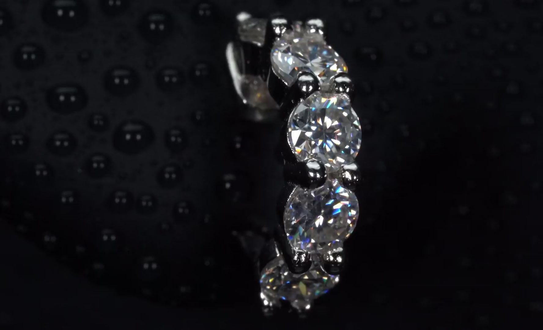 Moissanite Creolen mit Butterflyverschluss in Bewegung – 3mm Steine funkeln intensiv im echten Licht, stärkeres Feuer als ein Diamant, sichtbar bei jeder Drehung, 925 Silber & Weißgold