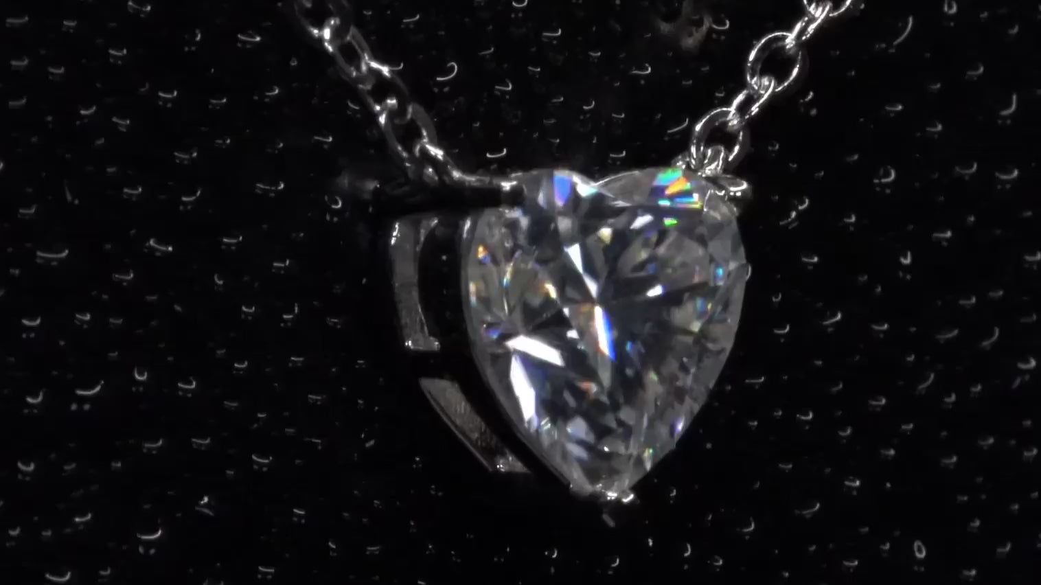 Drehung des funkelnden Moissanite Herz Anhaenger - haengend auf einer 925 Sterling Silber kette