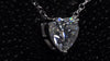 Drehung des funkelnden Moissanite Herz Anhaenger - haengend auf einer 925 Sterling Silber kette