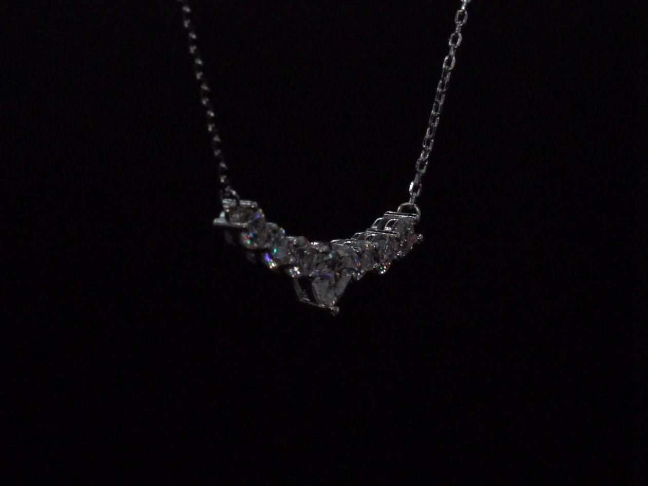 Video Drehung der Moissanite Kette bei der viel Funkeln zu sehen ist 
