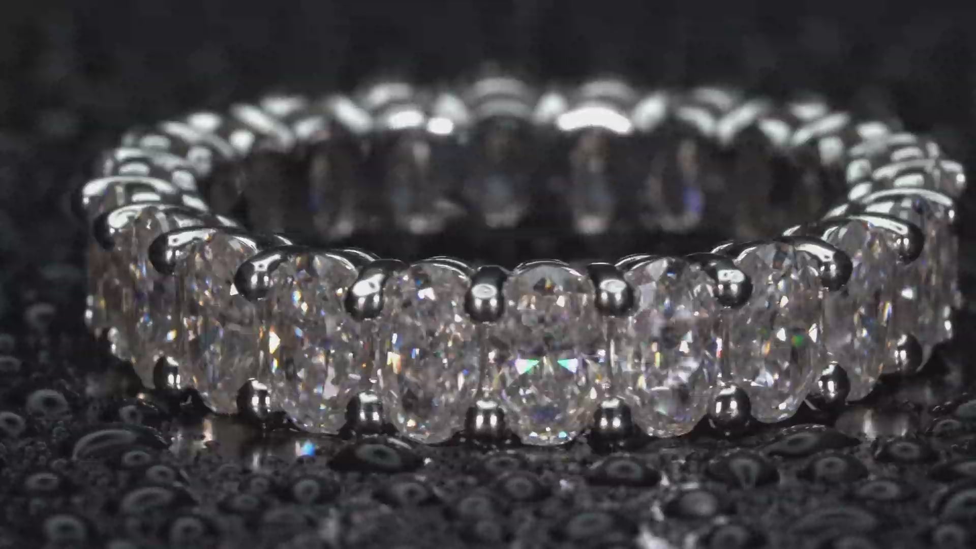Drehender Moissanite Eternity Ring oval im echten Licht, extrem starkes Funkeln bei Bewegung wie Diamant sichtbar, echte Aufnahme ohne KI