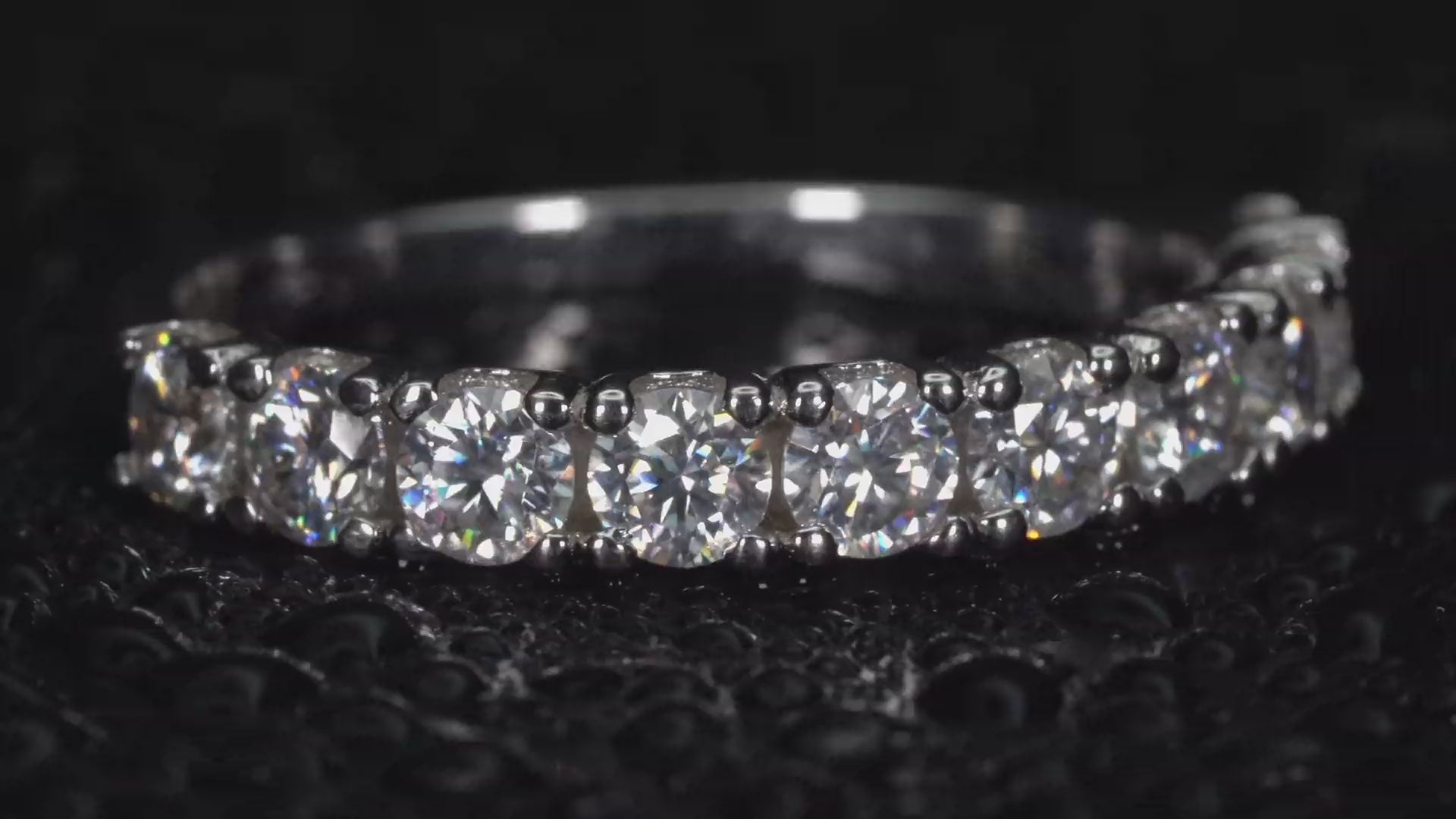 Moissanite Halb Eternity Ring Video Rotation – echtes Funkeln im Licht sichtbar, stärkeres Feuer als Diamant