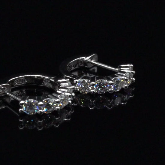 Video Drehung der Moissanite Ohrringe bei der viel glitzer und licht funkeln sichtbar ist