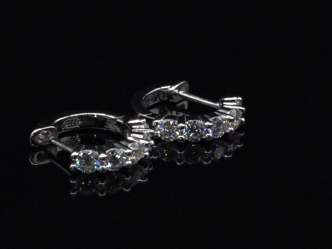 Video Drehung der Moissanite Ohrringe bei der viel glitzer und licht funkeln sichtbar ist