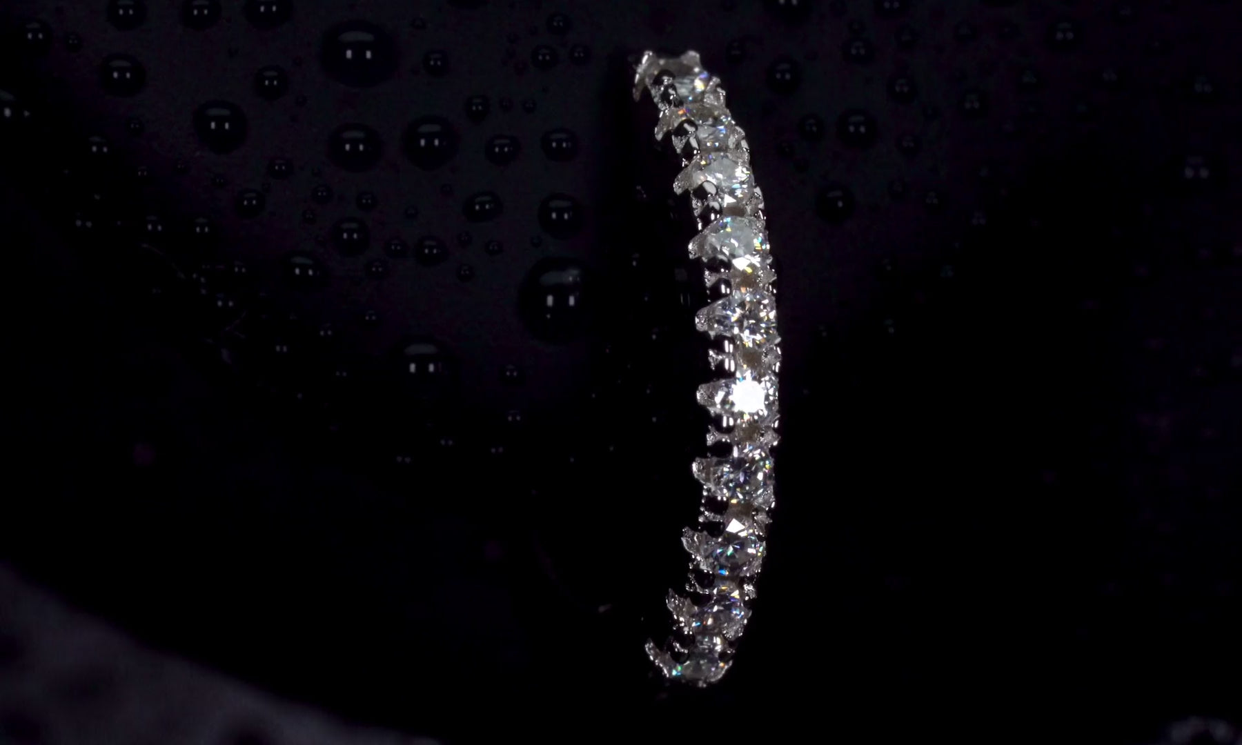 Echtes Video von kleinen Moissanite Huggie Creolen mit 1,2 mm Steinen im echten Licht. Intensives Funkeln stärker als bei Diamanten bei jeder Bewegung mit diamantähnlicher Härte für langlebigen Glanz im Alltag. Kleine funkelnde Huggie Creolen aus 925 Silber und Weißgold als besonderes Geschenk das lange in Erinnerung bleibt.