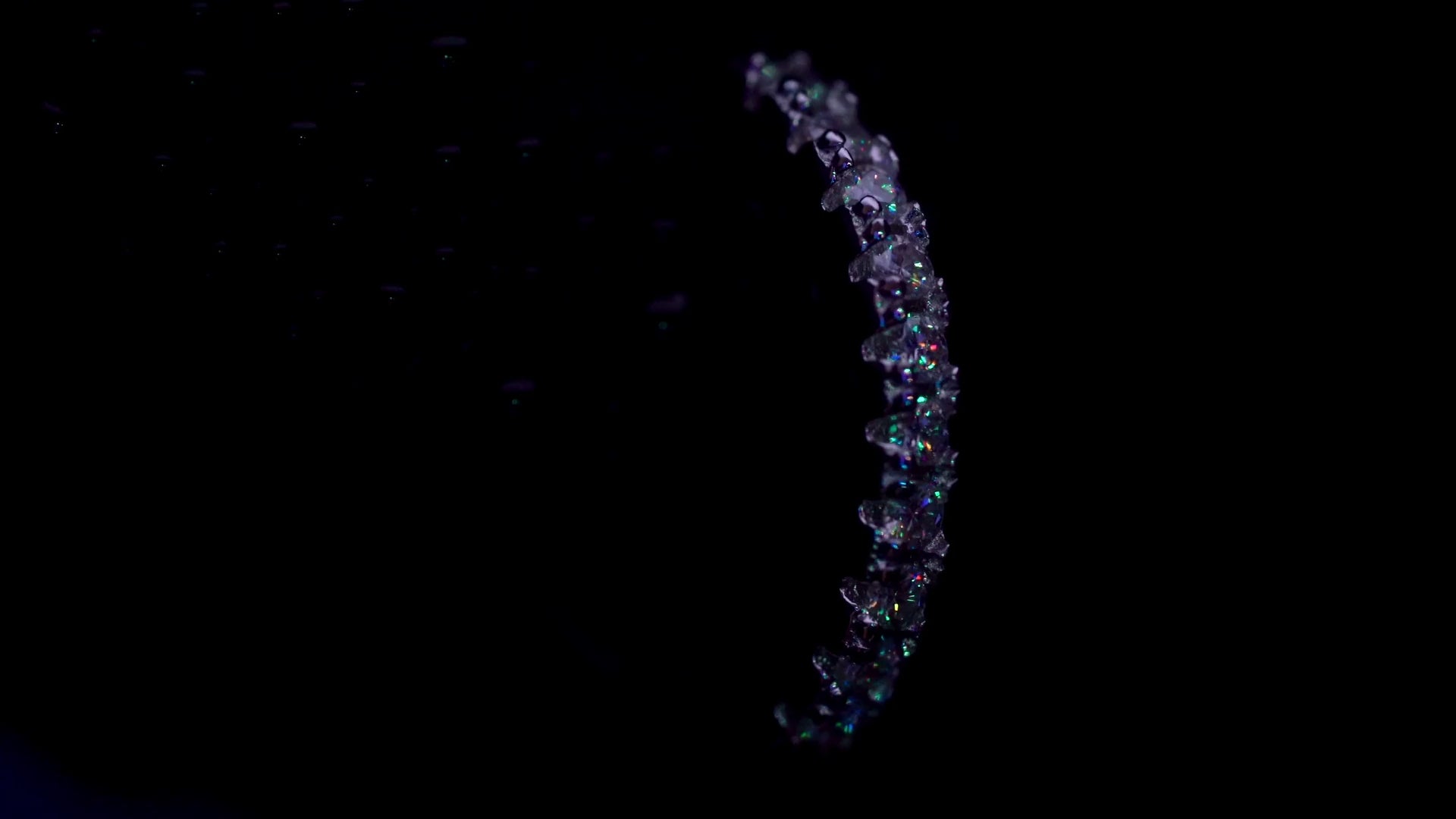 Echtes Video von Mini Huggie Creolen im dunklen RGB Licht mit intensivem Regenbogen Funkeln und extrem buntem Moissanite Feuer in allen Farben. Funkelt stärker als Diamanten im echten Licht.