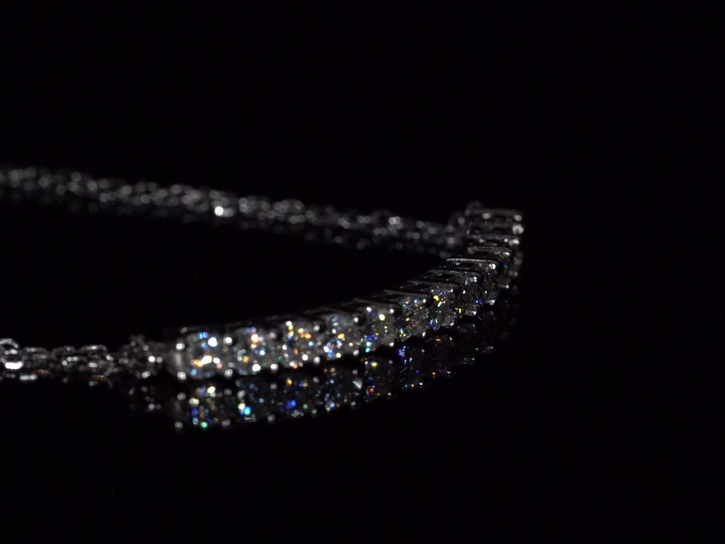 Schimmerndes Moissanite Armband mit 13 Brillanten aus 925 Silber in Bewegung, 1,3 ct