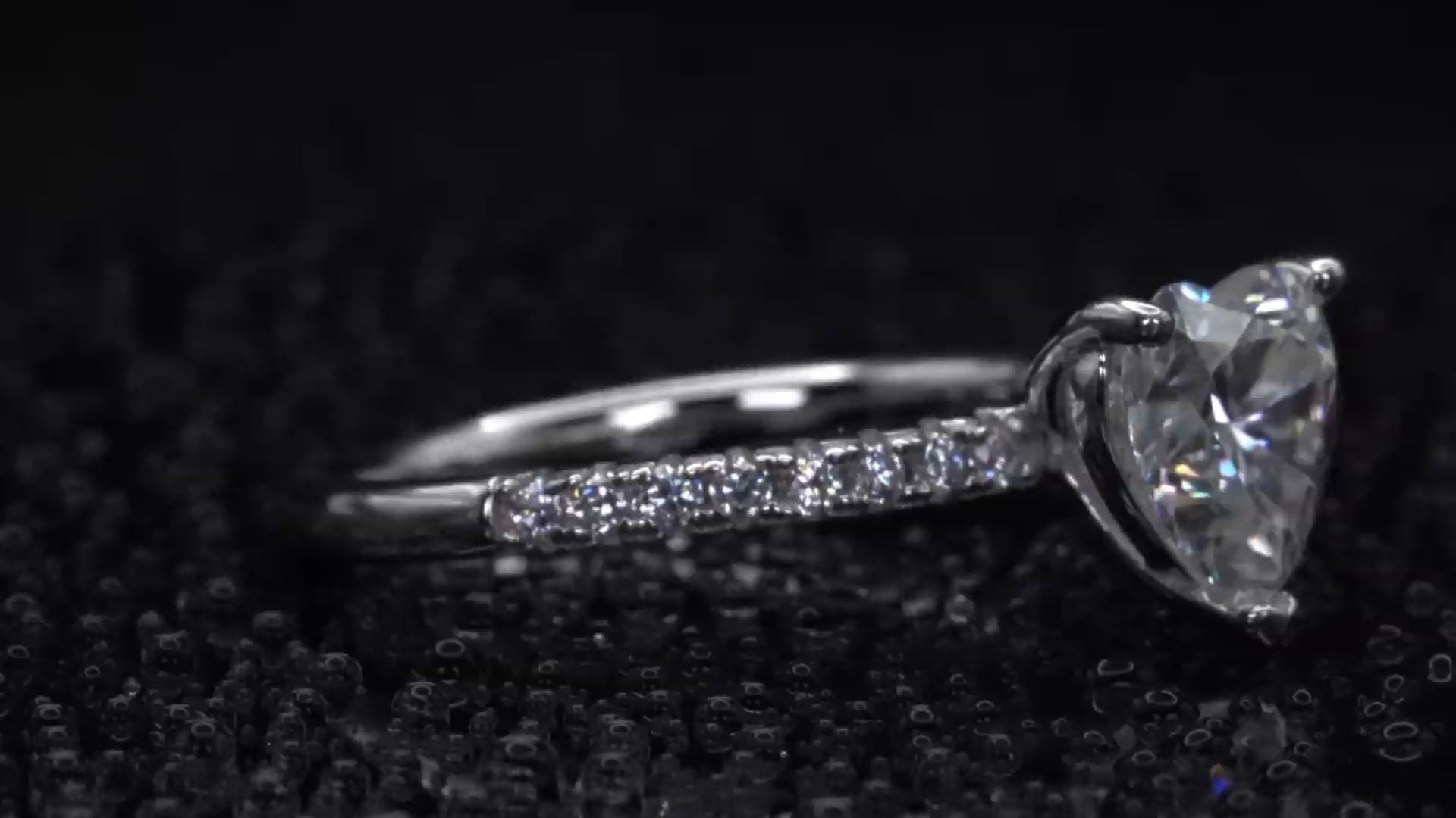  Video-Drehung des Moissanite Herz-Rings – zeigt Glanz, Herzschliff und Verarbeitung bei leichter Bewegung