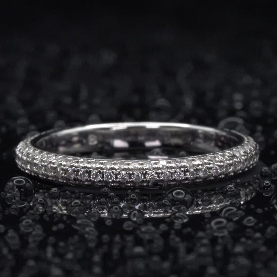 Video-Drehung des Moissanite Pavé-Rings mit 1 mm Steinen – zeigt durchgehenden Glanz, Pavé-Fassung und feine Verarbeitung bei sanfter Bewegung