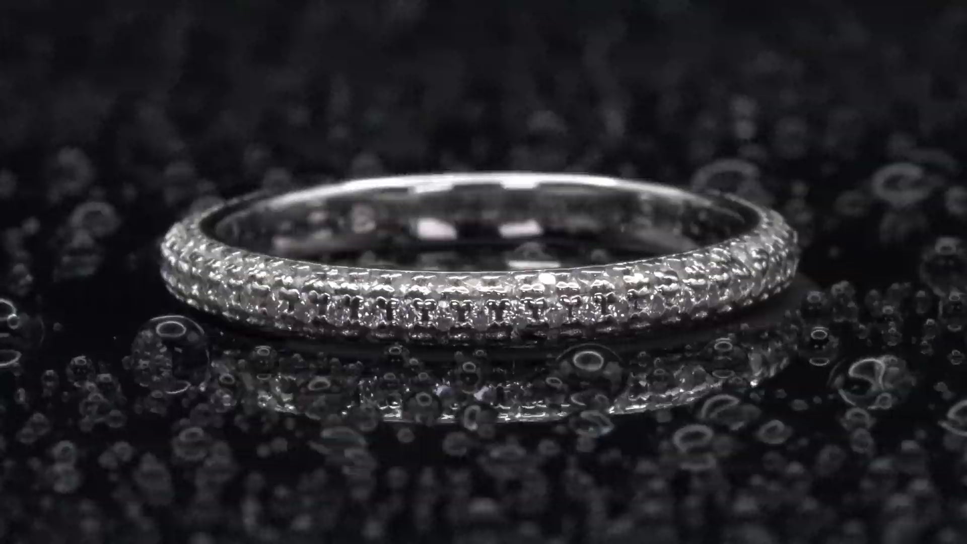 Video-Drehung des Moissanite Pavé-Rings mit 1 mm Steinen – zeigt durchgehenden Glanz, Pavé-Fassung und feine Verarbeitung bei sanfter Bewegung