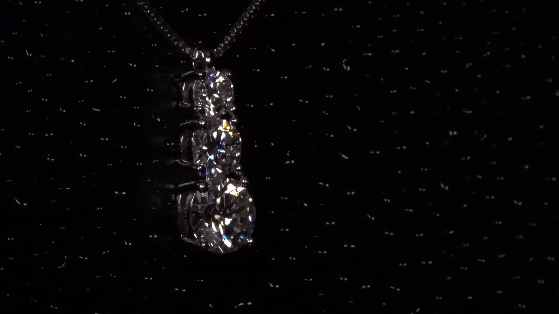 Video Drehung eines funkelnden Moissanite Anhängers mit drei Moissaniten
