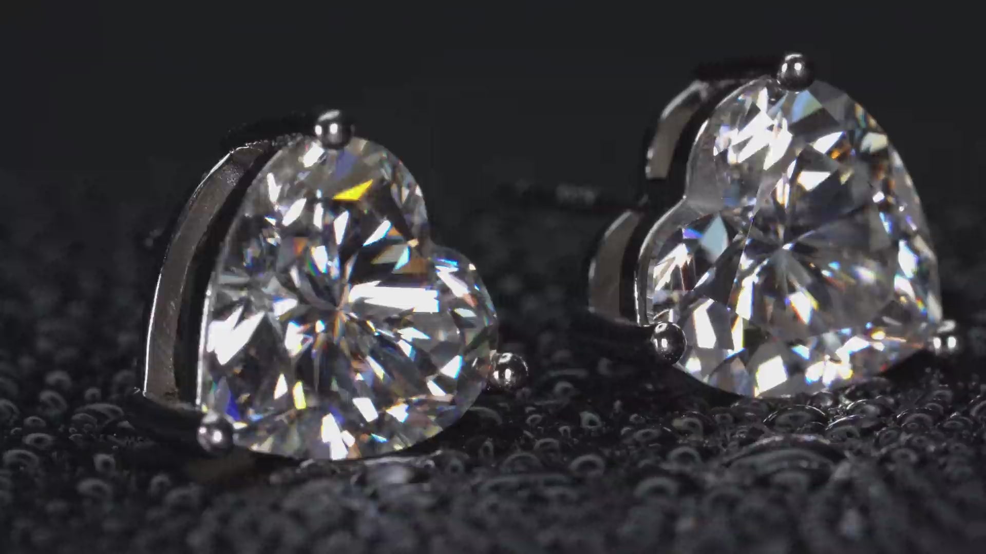 Drehende Moissanite Ohrstecker Herzschliff im echten Licht, intensives Funkeln bei Bewegung sichtbar, echte Aufnahme ohne KI