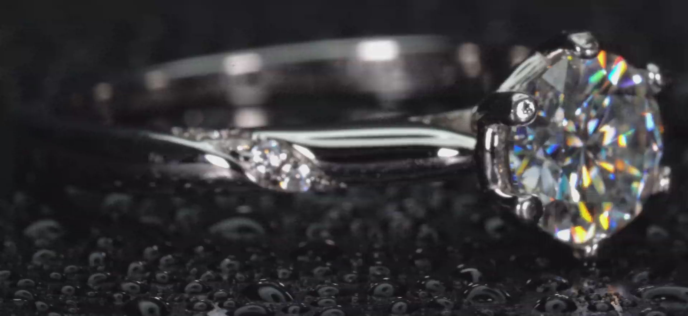 Drehender Moissanite Solitär Ring 1ct im echten Licht, intensives Funkeln und Lichtreflexion sichtbar, keine KI, echte Aufnahme