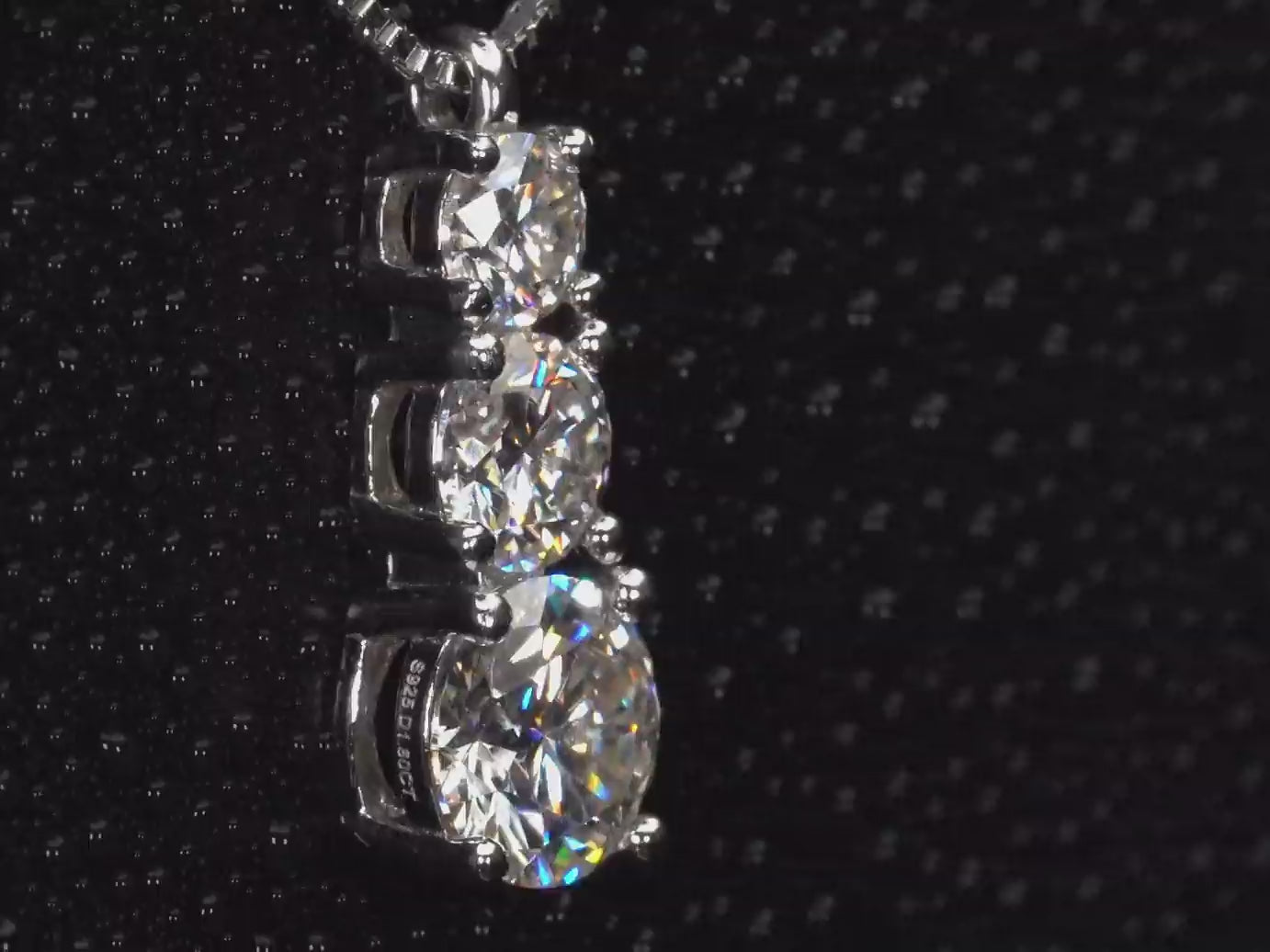 Echte Videoaufnahme einer Moissanite Kette mit 3 Steinen im Größenverlauf aus 925 Silber & Weißgold. Intensives Funkeln und sichtbare Lichtreflexe bei jeder Drehung im echten Licht. Die drei Moissanite erzeugen ein diamantähnliches Lichtspiel mit auffälliger Brillanz und luxuriöser Ausstrahlung.