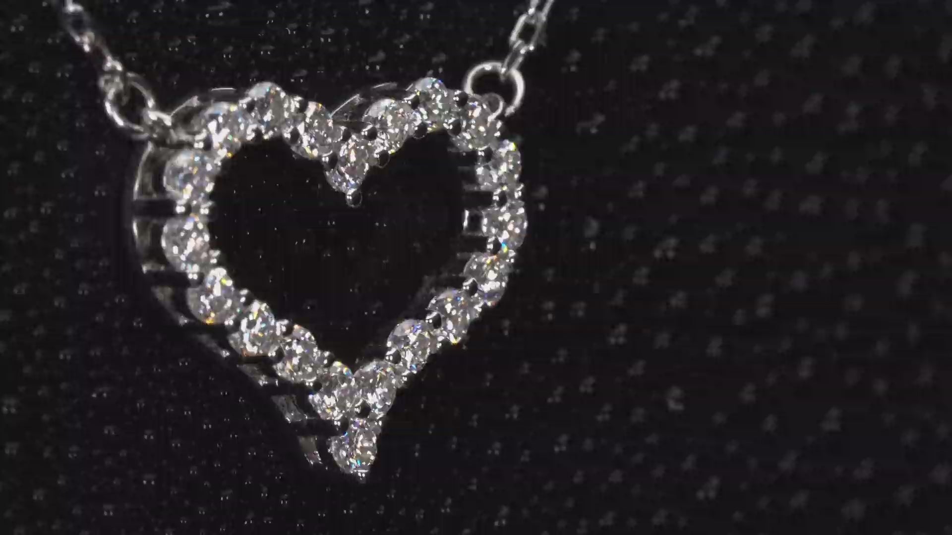 Echte Videoaufnahme einer Moissanite Herzkette mit 2 mm Brillant Steinen – funkelnder Herz Anhänger im Licht mit starkem Glanz ähnlich Diamanten, 925 Sterling Silber mit Weißgold Veredelung