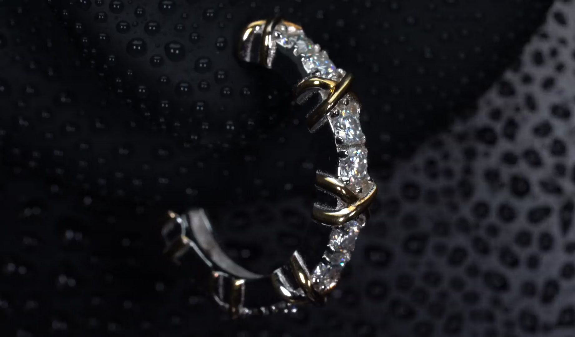 Echte Fotos im Video zeigen Moissanit Creolen 3mm mit 1ct pro Ohrring in Bewegung, intensives Funkeln stärker als Diamant, 925 Silber Weißgold Gelbgold sichtbar