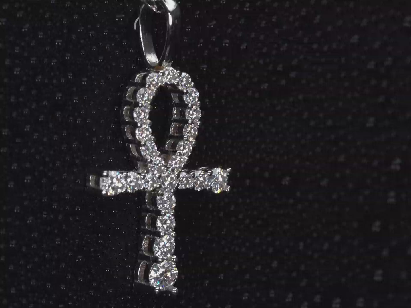 Echte Videoaufnahme einer Moissanite Ankh Kette mit 0,65 ct – ägyptisches Kreuz Anhänger mit funkelnden Steinen und starkem Lichtspiel im echten Licht, 925 Sterling Silber mit Weißgold Veredelung