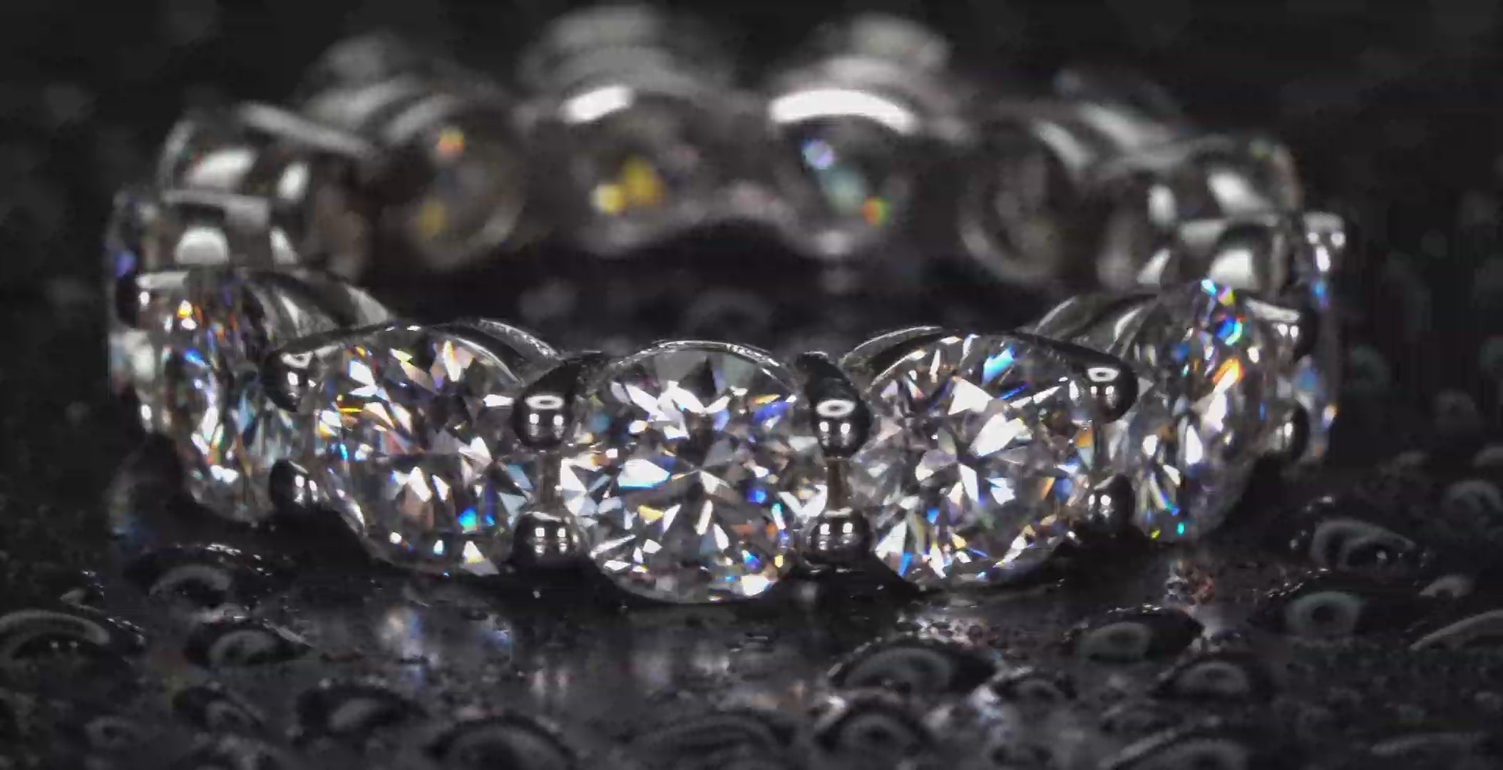 Drehender Moissanite Eternity Ring mit 5 mm Steinen im echten Licht, intensives Funkeln und Lichtreflexion sichtbar, keine KI, echte Aufnahme