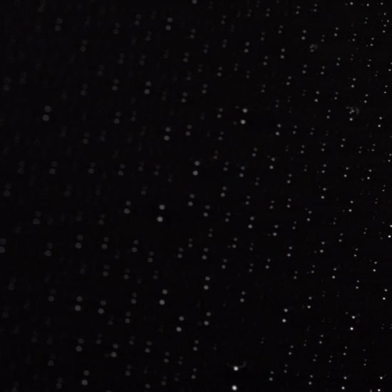 Video Des Anhänger bei dem man alle färben in dem Steinen sehen kann
