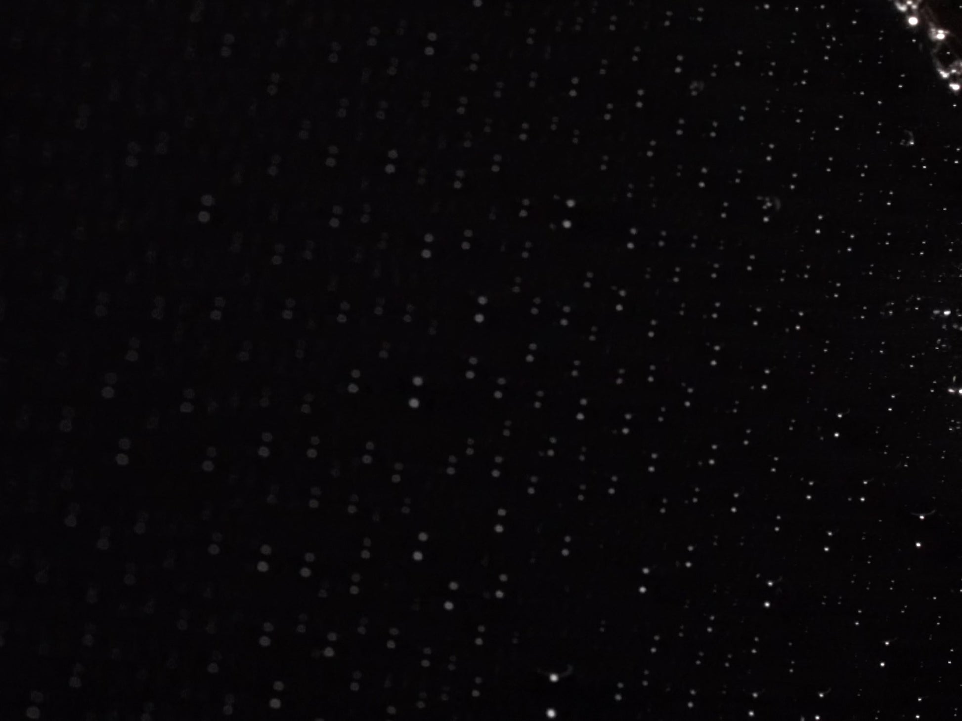Video Des Anhänger bei dem man alle färben in dem Steinen sehen kann