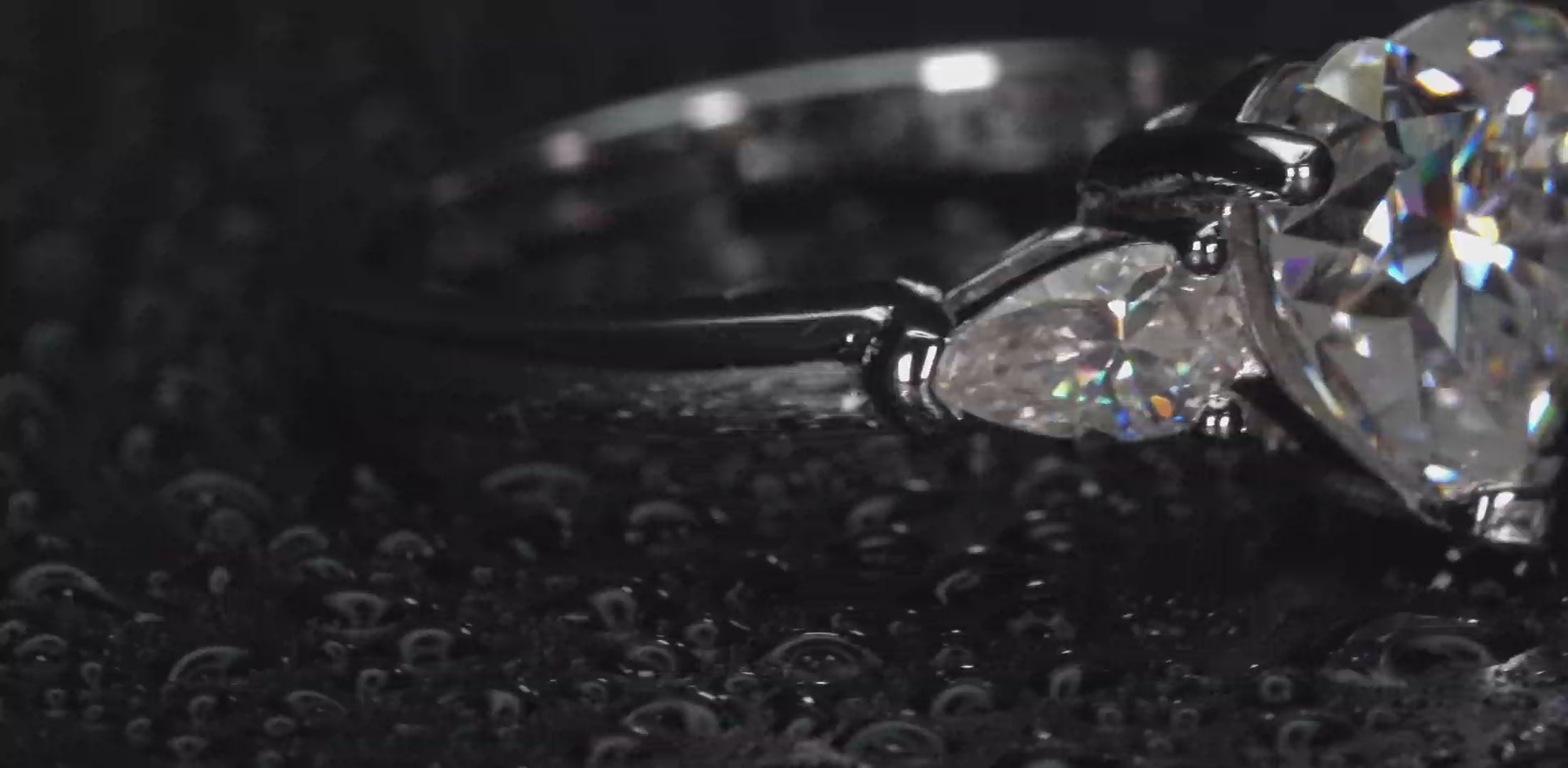 Drehender Moissanite Ring mit Herzschliff und Tropfen Seitensteinen – echtes Funkeln im Licht, 2,7 ct Gesamtgewicht, real aufgenommen ohne KI