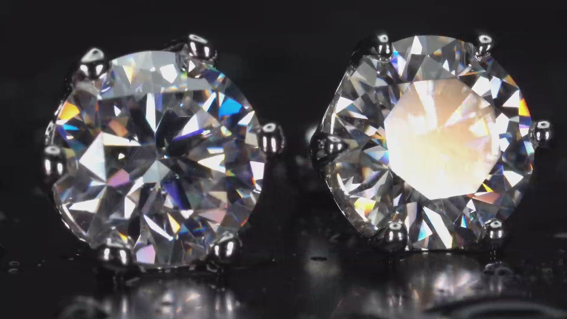 Echte Fotos Video von klassischen Moissanite Ohrsteckern mit 6 Zinken Fassung – starkes Funkeln und klares Feuer im Licht, runder Brillantschliff, 925 Sterling Silber mit Weißgold Veredelung, sichtbar brillanter als Diamant