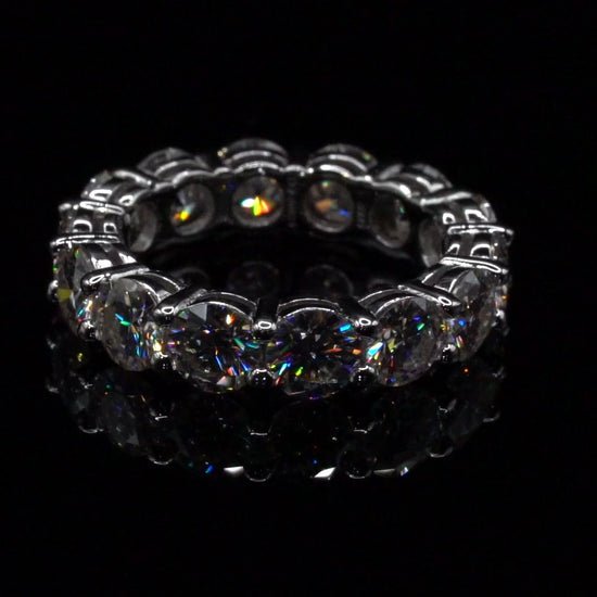 Video Drehung des Rings bei der man die Moissanite im vollen Glanz sieht 