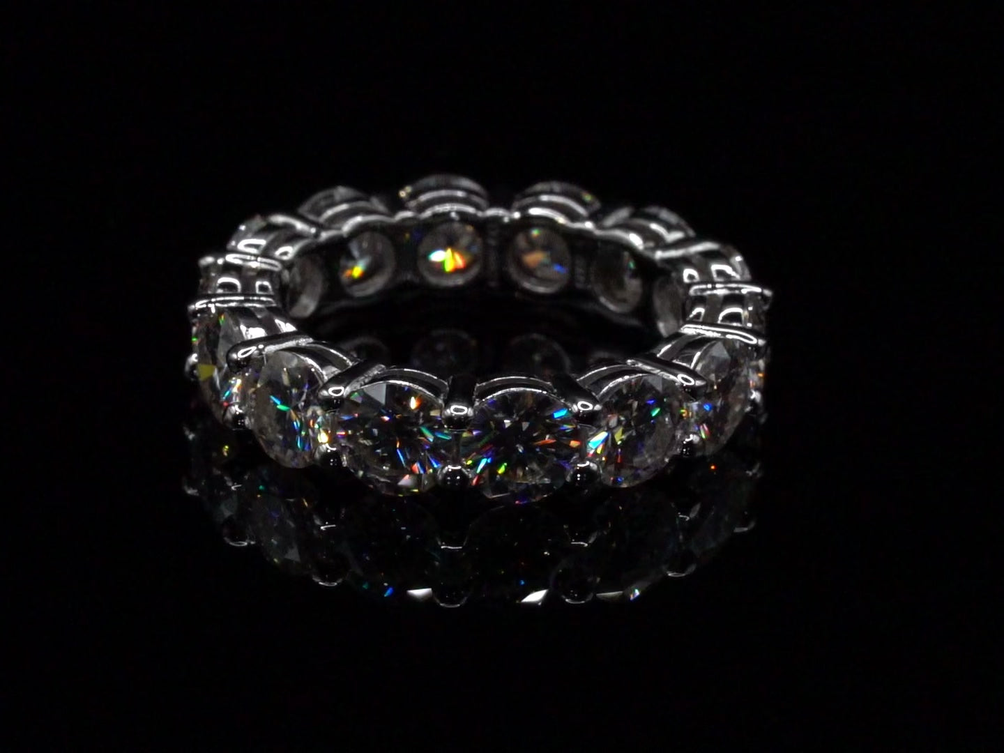 Video Drehung des Rings bei der man die Moissanite im vollen Glanz sieht 