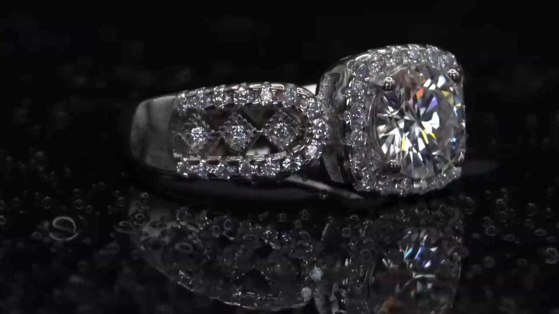 Video-Drehung des Moissanite-Rings mit 1 ct Brillant – zeigt Lichtspiel des zentralen Steins in offener Fassung auf Silberringschiene bei Bewegung