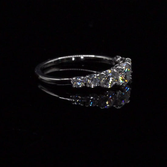 drehender Sterling Silber moissanite Ring mit den Steinen nach oben gerichtet