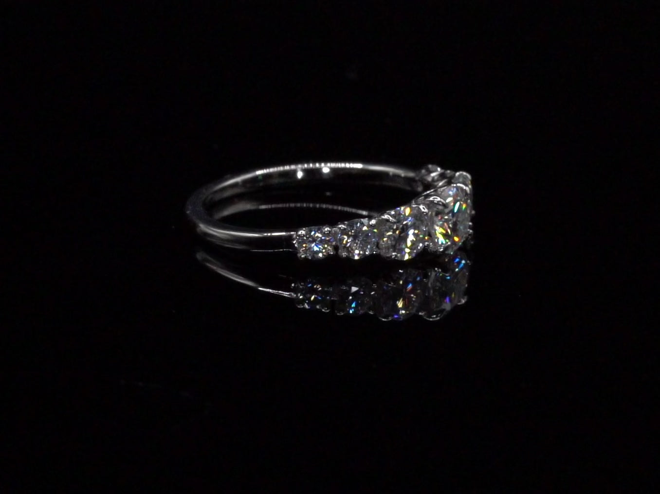 drehender Sterling Silber moissanite Ring mit den Steinen nach oben gerichtet