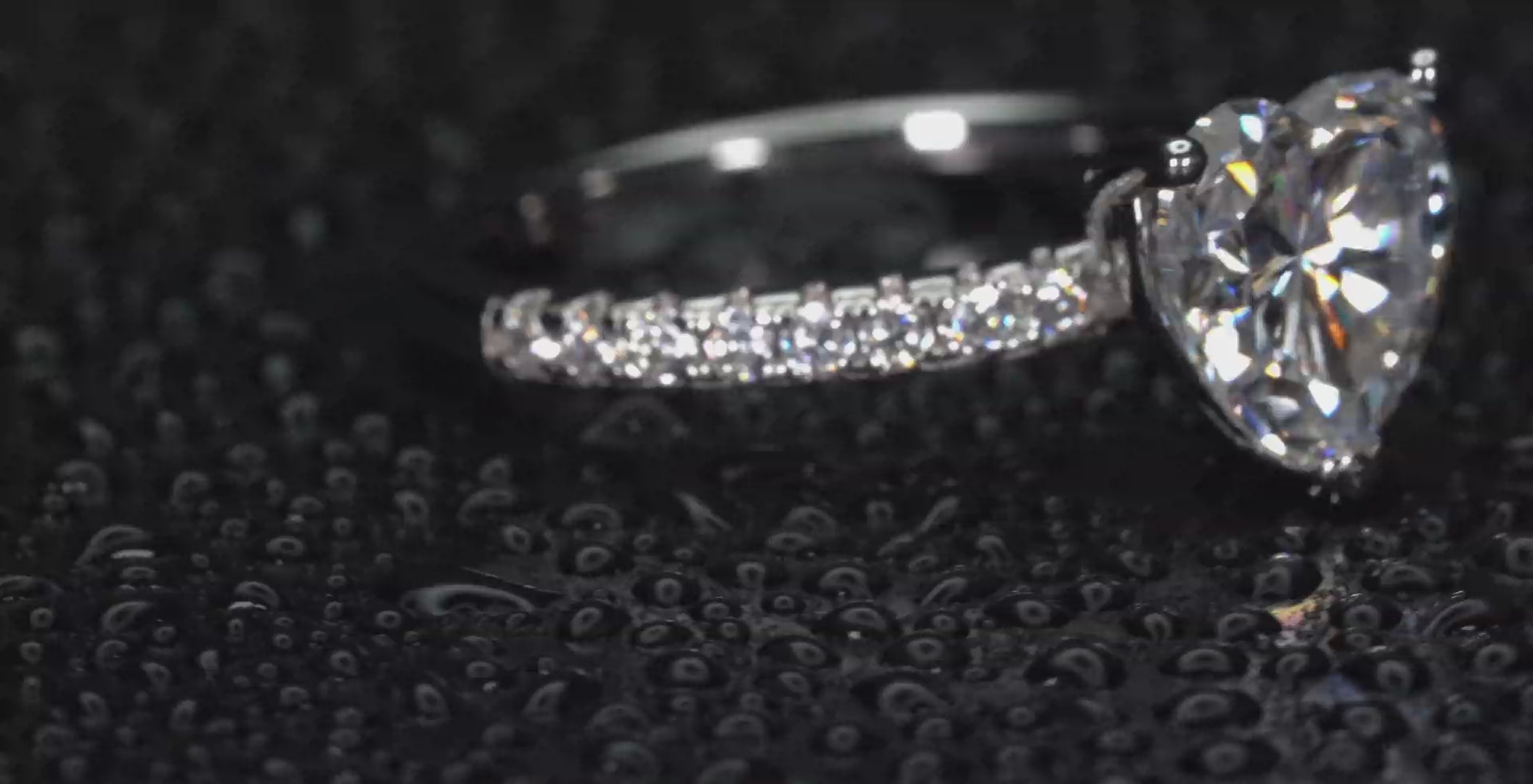 Drehender Moissanite Herz Ring 2ct im echten Licht, intensives Funkeln im Herzschliff wie Diamant sichtbar, keine KI, echte Aufnahme