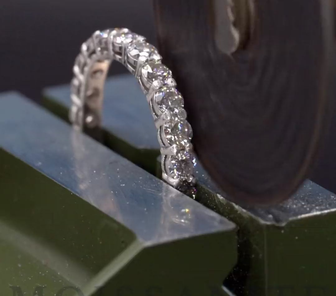 Ein Moissanite Ring wird von einer kleinen Säge angesägt aber die Moissanite Steinen bleiben unversehrt