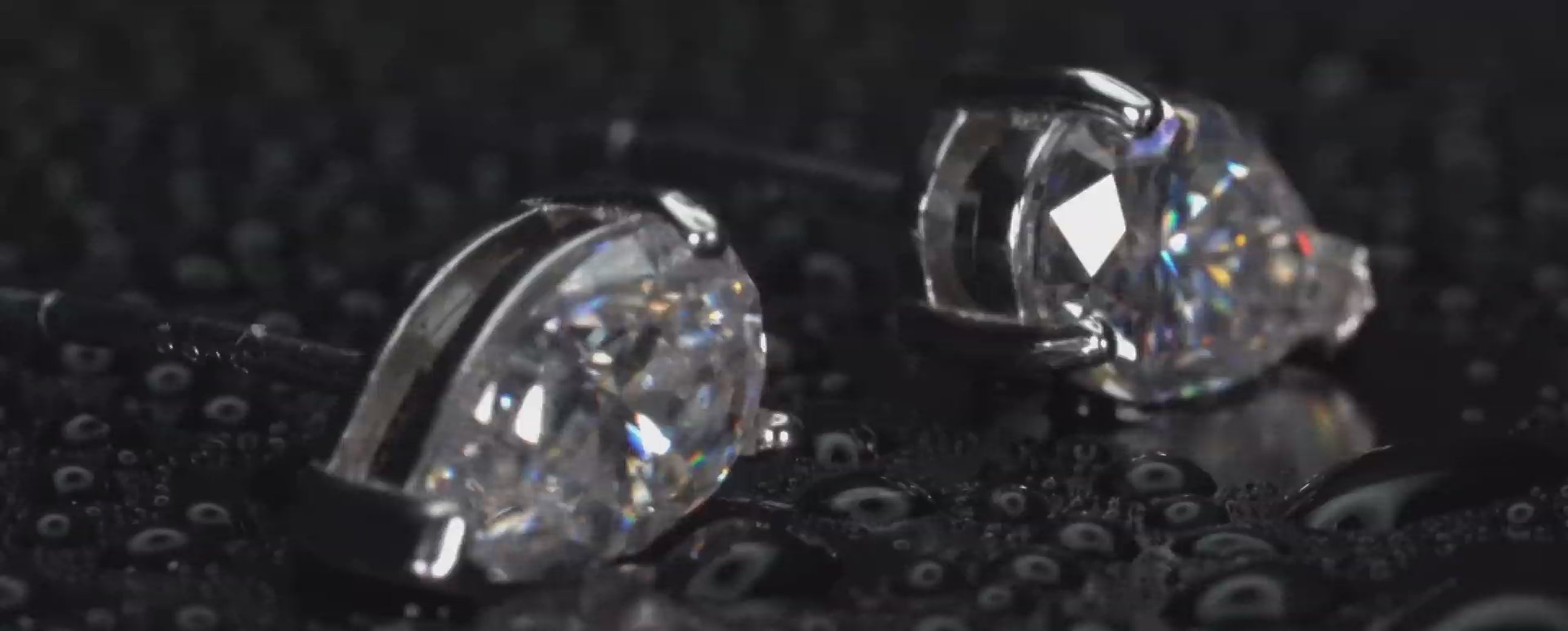 Moissanite Ohrstecker Tropfenschliff 2 ct im echten Licht – starkes Funkeln stärker als Diamant, echte Makroaufnahme, 925 Silber & 18K Weißgold sichtbar getragen