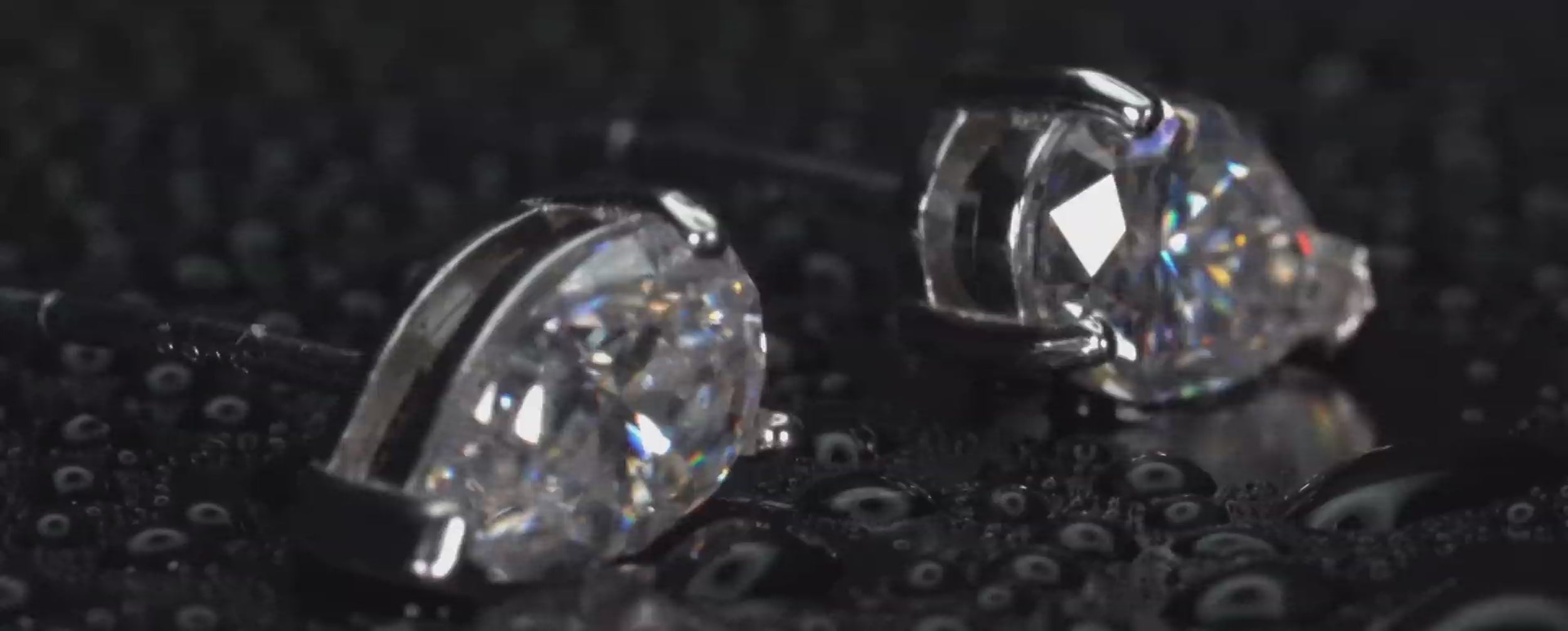 Moissanite Ohrstecker Tropfenschliff 2 ct im echten Licht – starkes Funkeln stärker als Diamant, echte Makroaufnahme, 925 Silber & 18K Weißgold sichtbar getragen