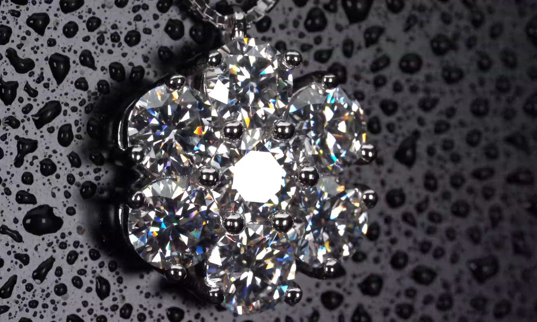 Drehendes Produktvideo der Moissanit Cluster Kette im echten Licht. Die Brillantschliff Moissanite erzeugen stärkeres Funkeln als Diamanten und reflektieren Licht aus jedem Winkel.
