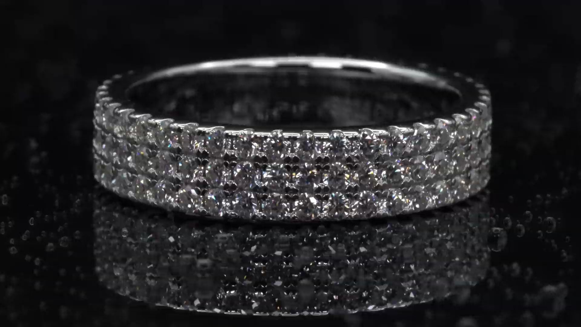 Video-Drehung des Moissanite Pavé-Rings – 3 mm große Steine, durchgehende Pavé-Fassung in 925 Silber, zeigt Lichtreflexionen bei Bewegung