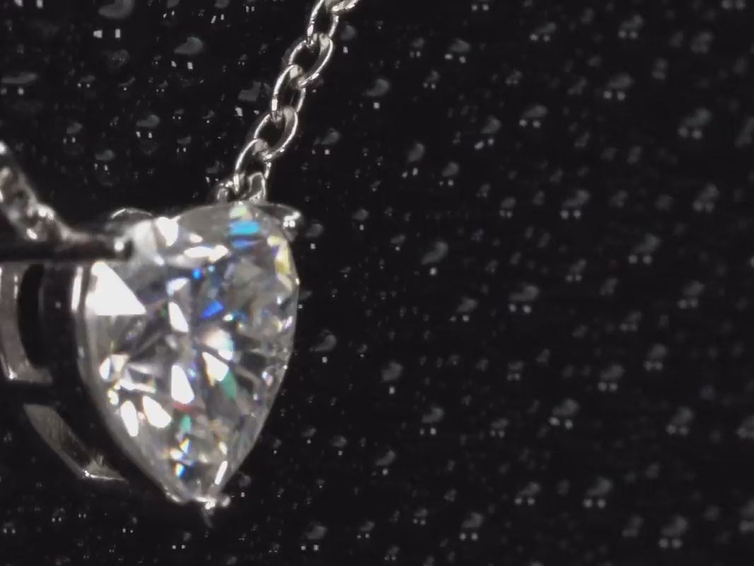 Echte Videoaufnahme einer 2ct Moissanite Herz Kette aus 925 Silber & Weißgold mit intensivem Funkeln im echten Licht. Der Herzschliff erzeugt starke Lichtreflexe und ein sichtbares Feuer, das bei jeder Bewegung diamantähnlich strahlt und sofort ins Auge fällt.