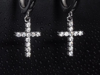 Video der Moissanit Kreuz Ohrstecker – 925 Silber mit funkelnden Steinen, zeigt Glanz, Schliff und edles Kreuzdesign in Bewegung