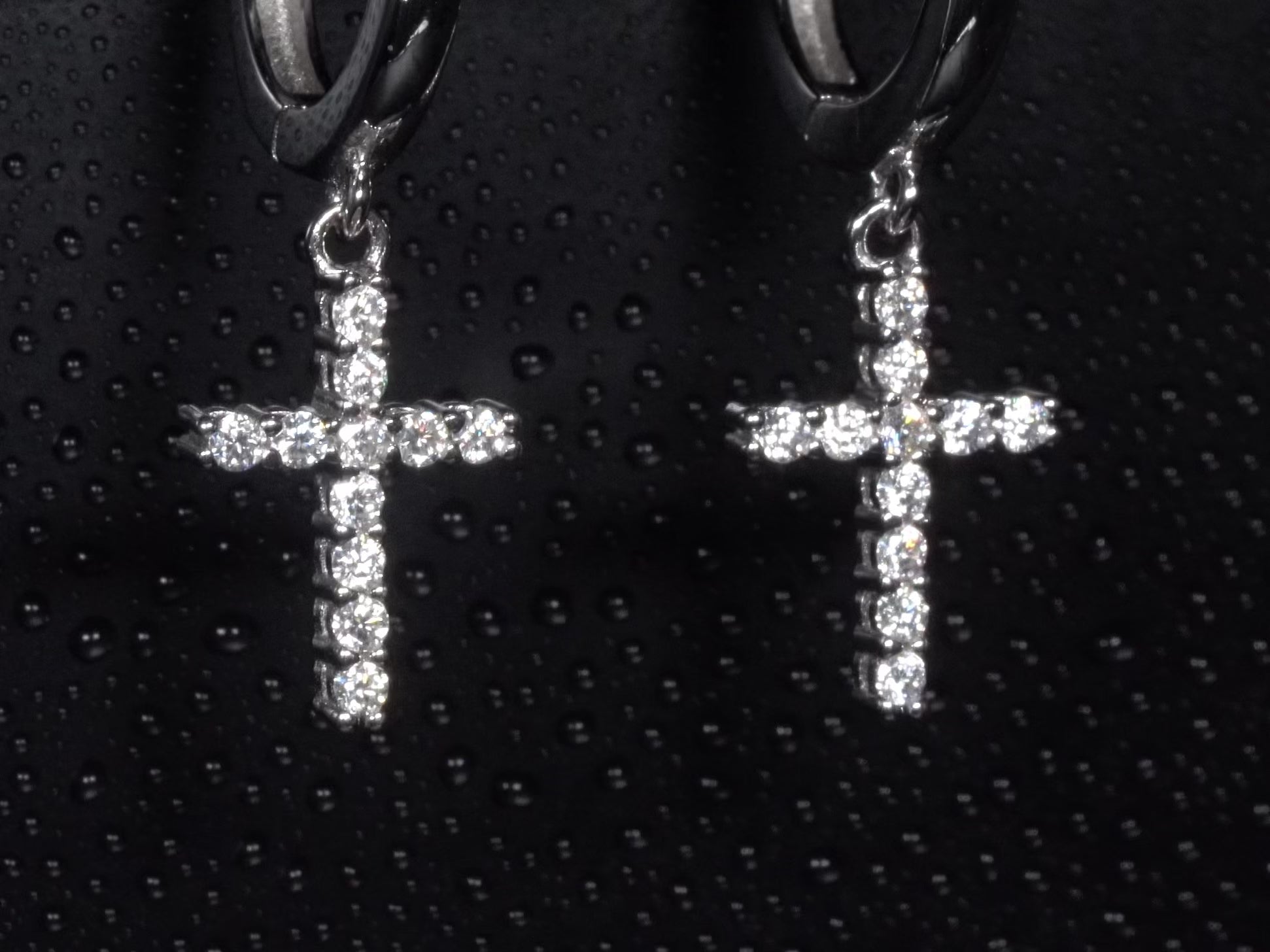 Video der Moissanit Kreuz Ohrstecker – 925 Silber mit funkelnden Steinen, zeigt Glanz, Schliff und edles Kreuzdesign in Bewegung