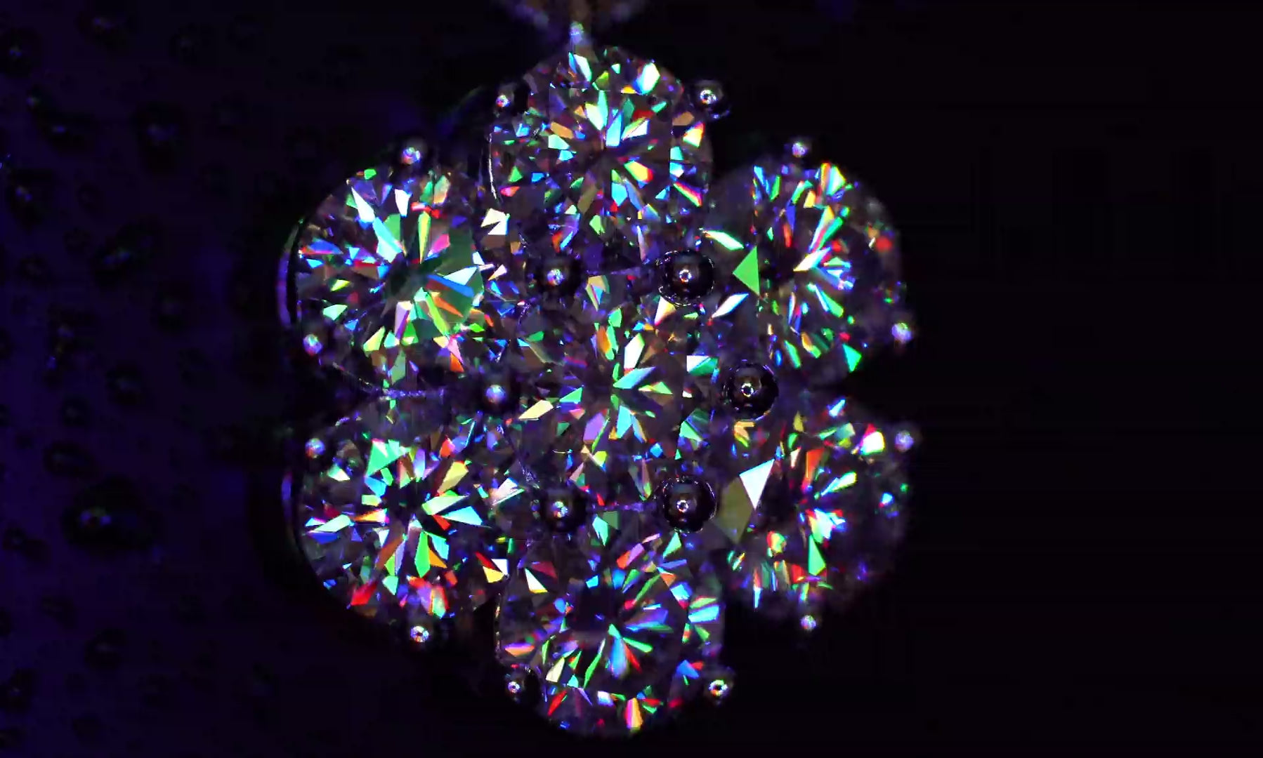 Moissanit Cluster Kette unter RGB Licht im Video. Die intensive Lichtbrechung der Brillantschliff Moissanite erzeugt außergewöhnliches Funkeln und farbige Reflexionen wie bei hochwertigem Diamantschmuck.