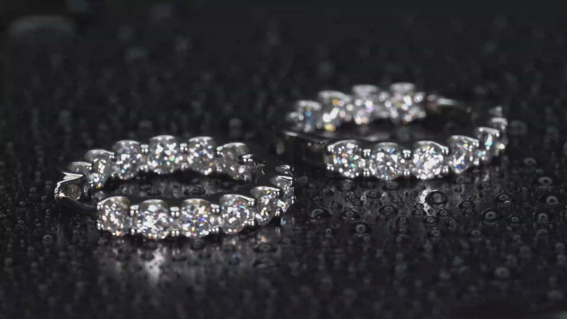 Echte Videoaufnahme von innen und außen besetzten Moissanite Creolen 2,6ct aus 925 Silber & 18K Weißgold. Extrem starkes Funkeln mit dunklem Lichtspiel und intensiven Lichtreflexen im echten Licht. Luxuriöse Creolen mit diamantähnlicher Brillanz für auffälligen Glanz bei jeder Bewegung.