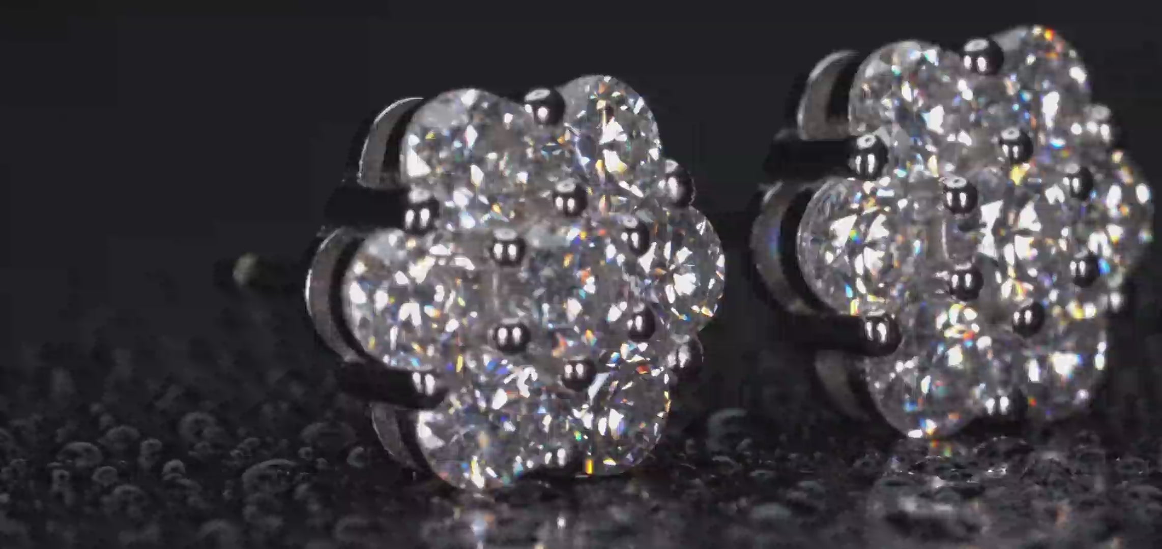 Moissanite Cluster Ohrstecker 1,4 ct in Bewegung, extreme Brillanz und starkes Feuer im echten Licht, sichtbar stärkeres Funkeln als Diamant, 925 Silber mit Weißgold Veredelung, echte Makroaufnahme ohne künstlichen Glanz