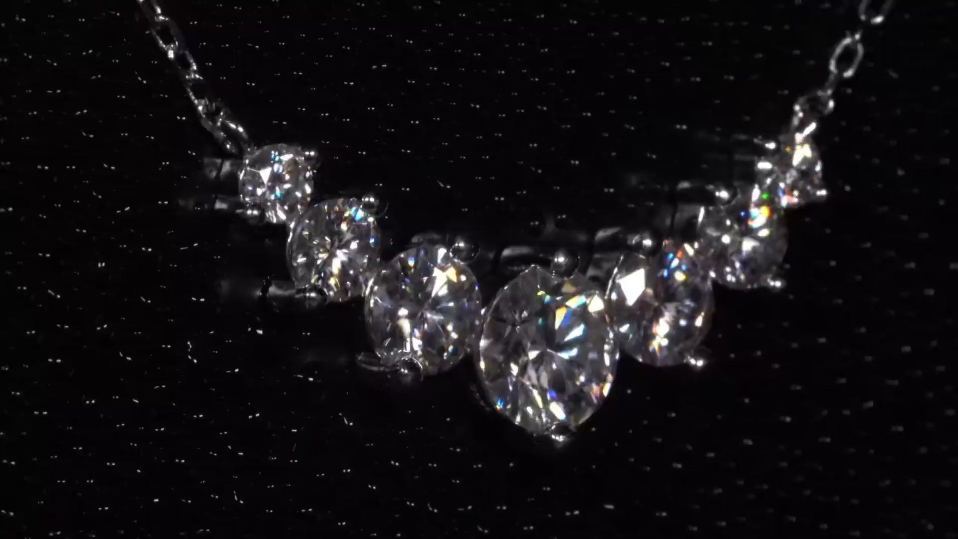 Video-Drehung des Anhängers mit 7 Moissaniten – zeigt das Funkeln des Größenverlaufs bei Bewegung, präzise gefasst in Sterling Silber mit Weißgold-Finish