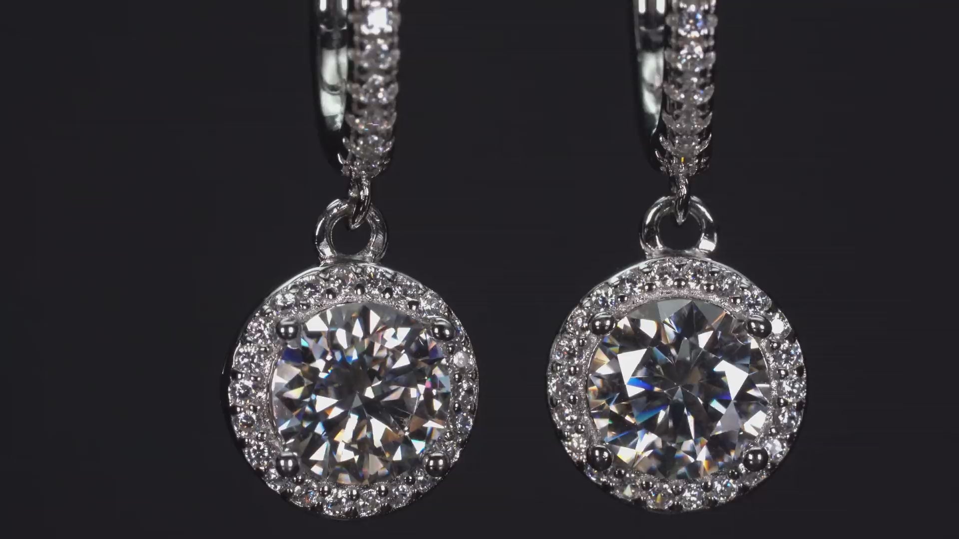 Echte Makroaufnahme drehender Moissanite Creolen mit 2 ct Halo Anhänger aus 925 Silber und Weißgold – beweglich gefasst für intensives Funkeln im echten Licht