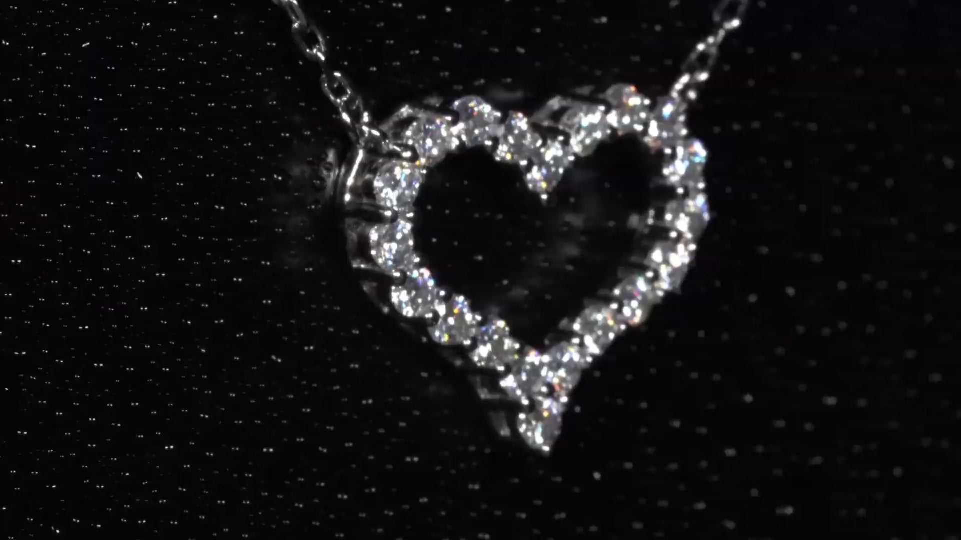 Video-Drehung der Moissanite-Herzkette – zeigt Herzanhänger mit funkelnden 2 mm Brillantschliffen aus 925 Silber bei sanfter Bewegung