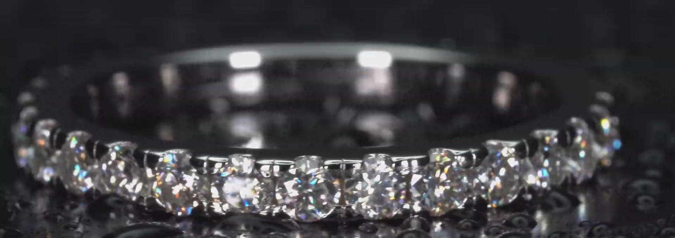 Drehender Moissanite Eternity Ring 2 mm rundum besetzt im echten Licht, feines Funkeln und Lichtreflexion sichtbar, keine KI, echte Aufnahme