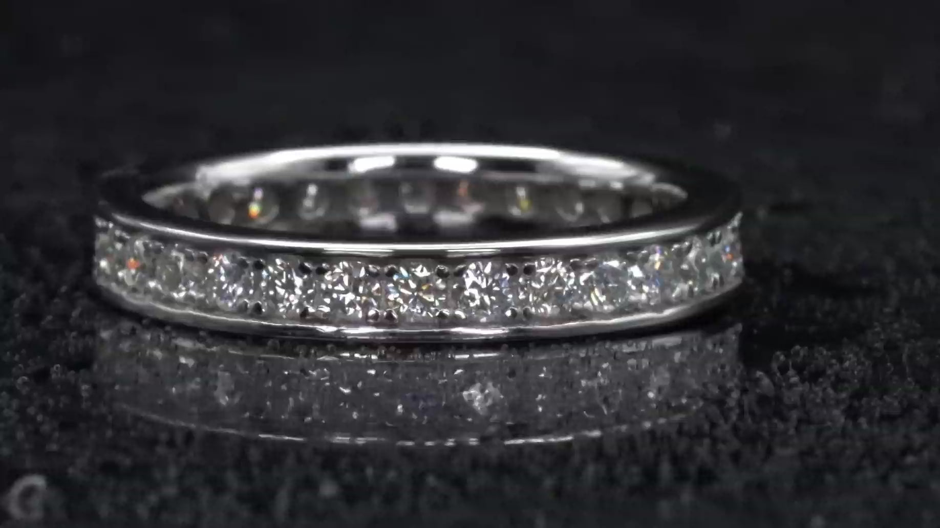 Moissanite Eternity Ring mit 2mm Moissanite und einen Feinem Silber Rand