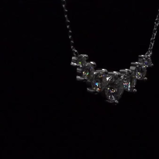 Video Drehung der Moissanite Kette bei der viel glitzer zu sehen ist