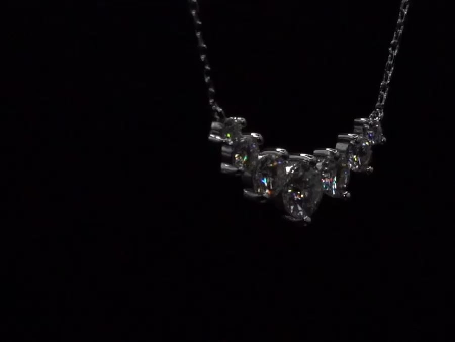 Video Drehung der Moissanite Kette bei der viel glitzer zu sehen ist
